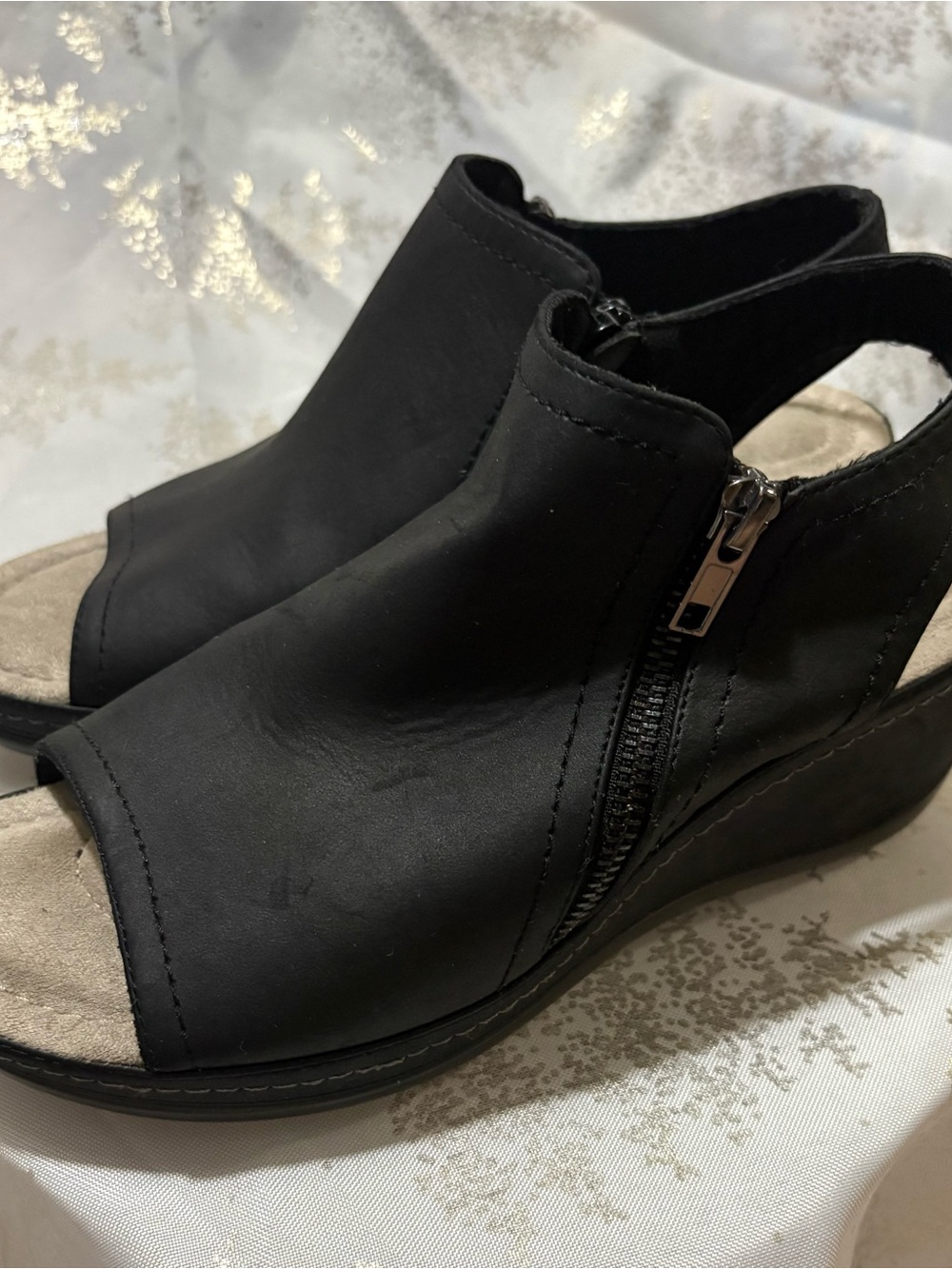 Cliffs by WHITE MOUNTAIN Black Open-Toe Wedge Sandals with Side Zip